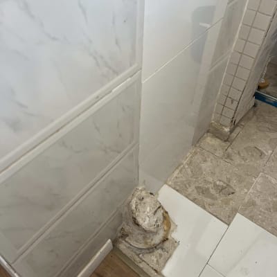 צינור מים שבור על רצפת אריחים