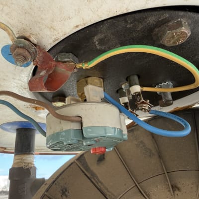 חלקים של דוד שמש עם חיבורים חשמליים וצינורות