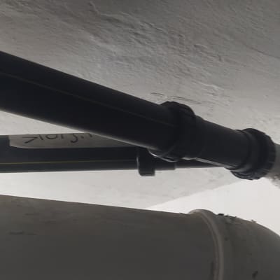 צינורות פלסטיק שחורים ולבנים בתקרה