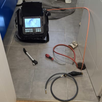 כלי עבודה לאיתור נזילות בחדר אמבטיה