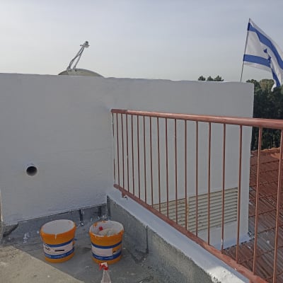 שני דליים וחומר איטום על גג