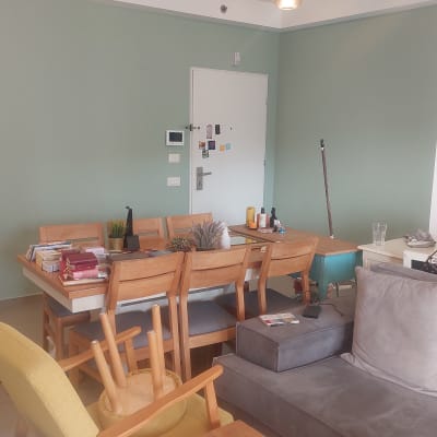 קיר בסלון מרוהט הצבוע בגוון ירוק בהיר