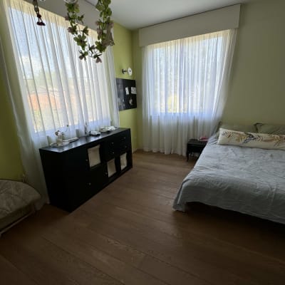 וילונות לבנים שקופים על חלונות גדולים בחדר שינה