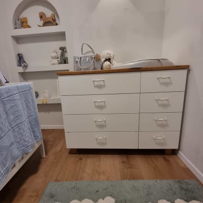 שידה לבנה עם ידיות חבל בחדר ילדים