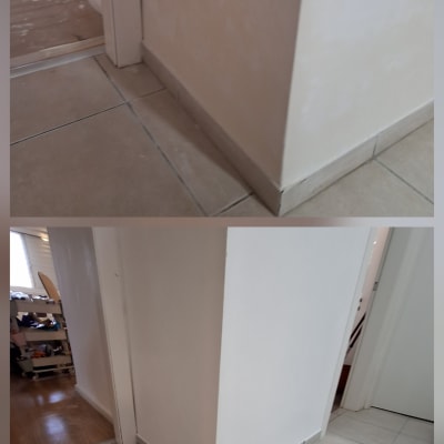 קירות צבועים ורצפה מרוצפת במסדרון ביתי