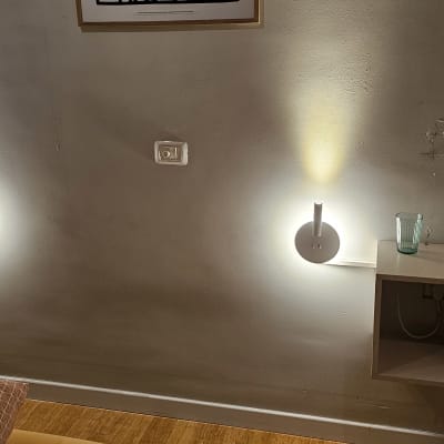 שני גופי תאורה עגולים מותקנים על קיר