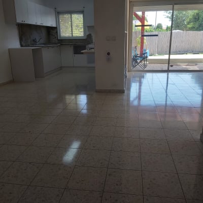 רצפה נקייה ומבריקה במטבח ריק