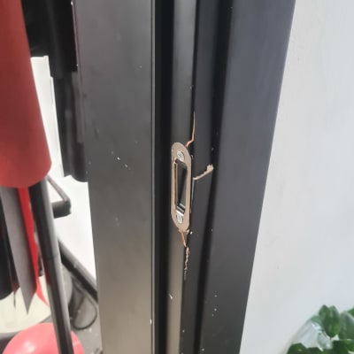 מנעול דלת פגום עם סימני פריצה