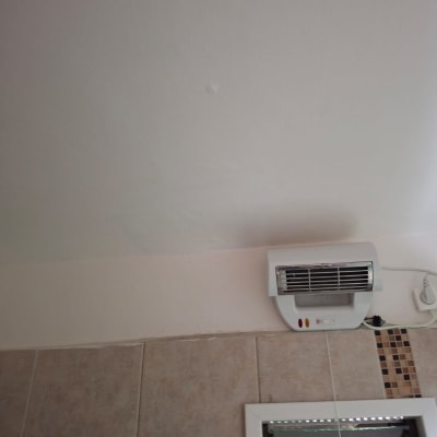 מאוורר קיר מותקן בחדר אמבטיה עם אריחים