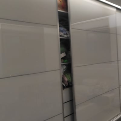 ארון בגדים עם דלתות הזזה בחדר שינה