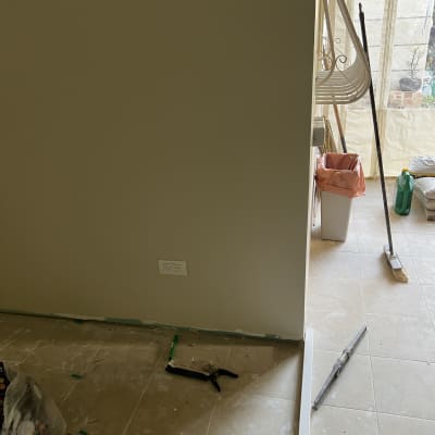 חדר עם קיר, שקעי חשמל וכלי עבודה על הרצפה