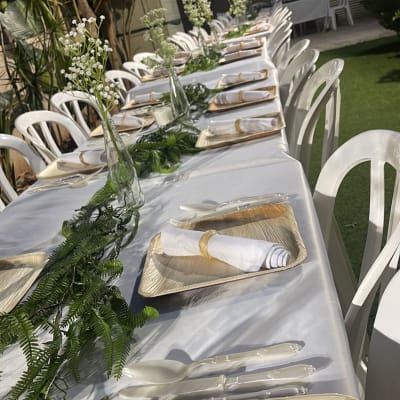 שולחן ערוך עם צלחות חד פעמיות וסכו"ם פלסטיק