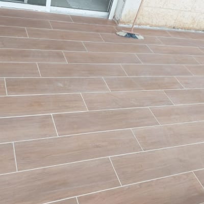 רצפת מרפסת עם מטאטא בפינה