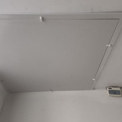 פתח תקרה עם לוח מתכת וברגים