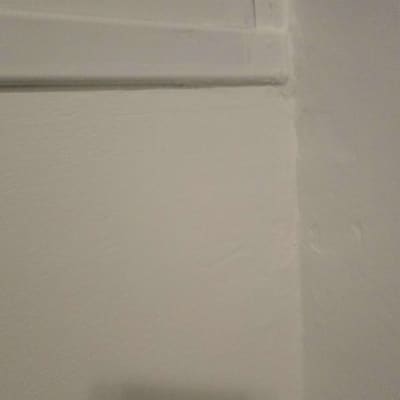 איטום סביב חלון עם קיר צבוע