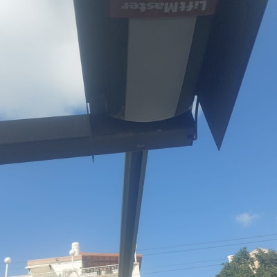 שער חשמלי עם מנגנון LiftMaster בשמיים כחולים
