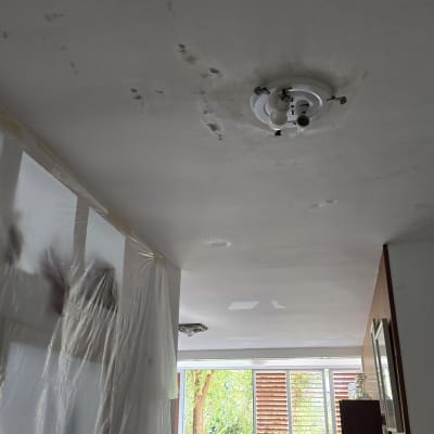 תקרה עם תיקוני צבע ופלסטיק להגנה על רהיטים