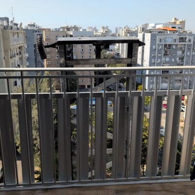 מנוף בנייה בין בניינים בעיר