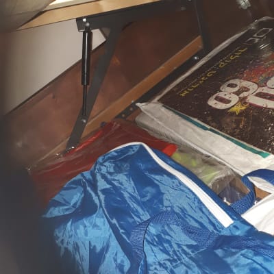 מנגנון מתכת תומך במבנה עץ מתחת למיטה