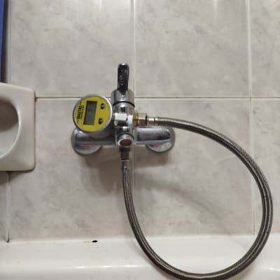 מד לחץ מים מחובר לצינור במקלחת