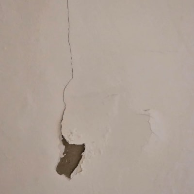 קיר עם סדק וחור קטן, מתאים לתחום ההנדימן