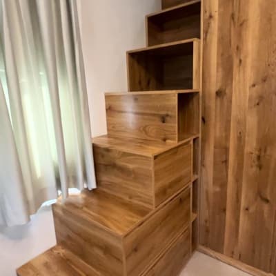 מדרגות עץ מעוצבות עם אחסון מובנה