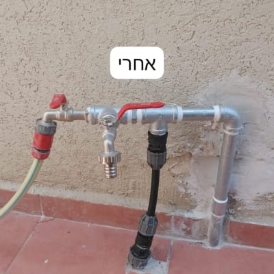 צינור מים עם ברזים וחיבורים על קיר