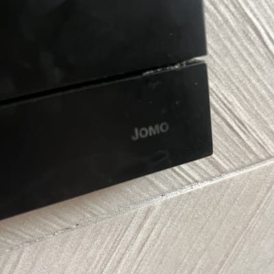 שני כפתורים שחורים עם כיתוב 