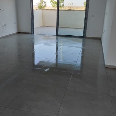 רצפה מבריקה ונקייה בחדר ריק עם חלון גדול