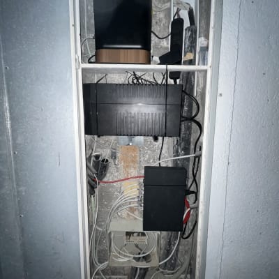 ארון תקשורת עם כבלים וציוד רשת