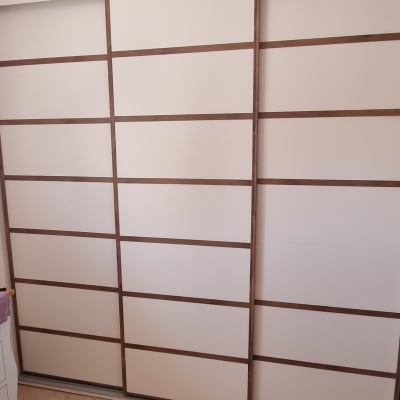 דלתות הזזה מעץ עם מסגרת חומה