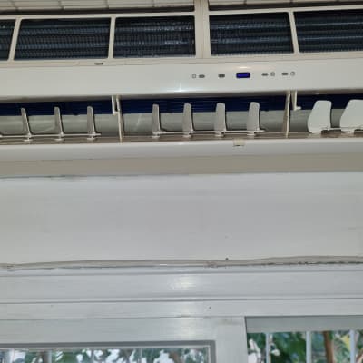 יחידת מיזוג אוויר מותקנת על קיר לבן