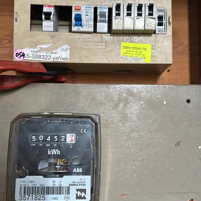 לוח חשמל עם מפסקים ומונה חשמל