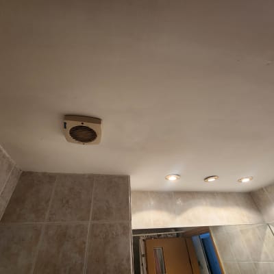 תקרה צבועה עם מאוורר ותאורה שקועה