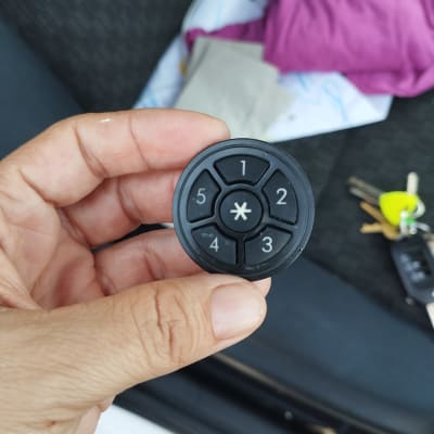 יד מחזיקה כפתור עגול עם מספרים