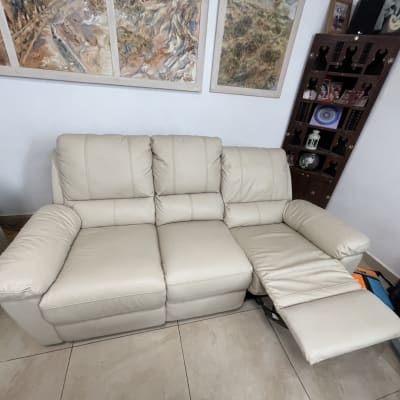 ספה בהירה עם ריפוד עור בחדר מגורים