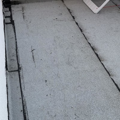 גג אטום עם יריעות ביטומניות ואיטום בזפת