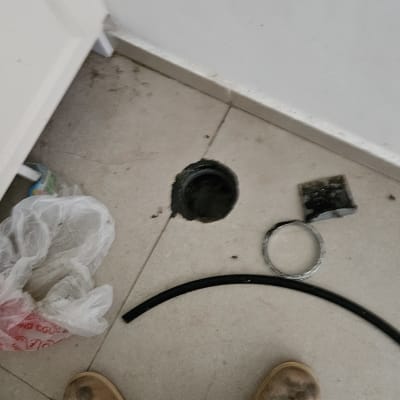 פתח ניקוז ברצפה עם כלים מסביב