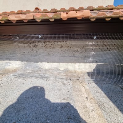 גג רעפים עם רשת מתכת מותקנת מתחתיו