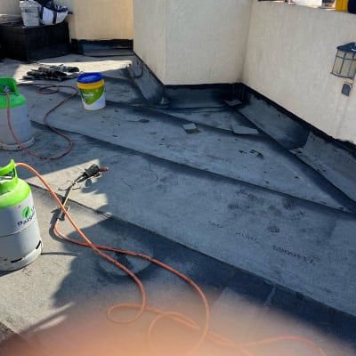 מיכלי גז וצינורות על גג לאיטום