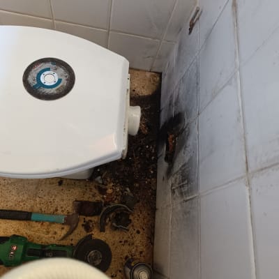 כלים לתיקון שירותים, פטיש ומקדחה על הרצפה