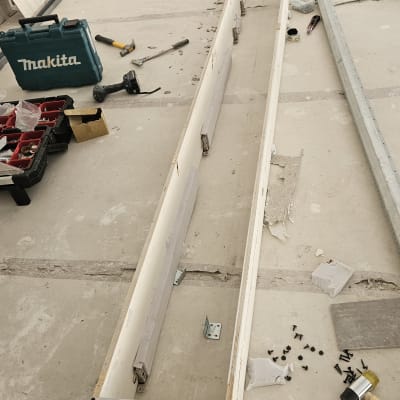 כלים וחלקים להרכבת תריסים באתר בנייה