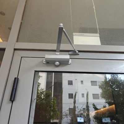 דלת עם מנגנון סגירה אוטומטי מותקן