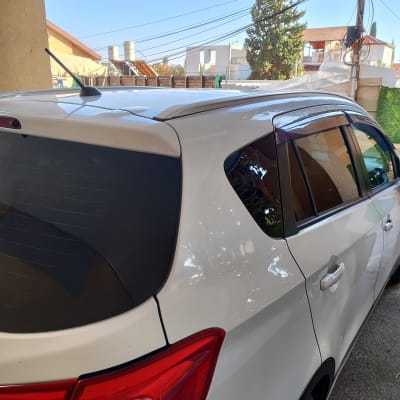 מכונית לבנה עם חלונות כהים וחלון אחורי