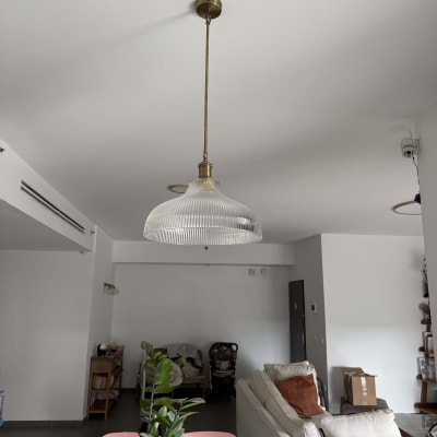 מנורה תלויה מהתקרה בחדר מגורים מודרני