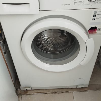 מכונת כביסה בוש עם כפתורים ותצוגה