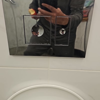 לחצן הדחה כפול על קיר חדר אמבטיה