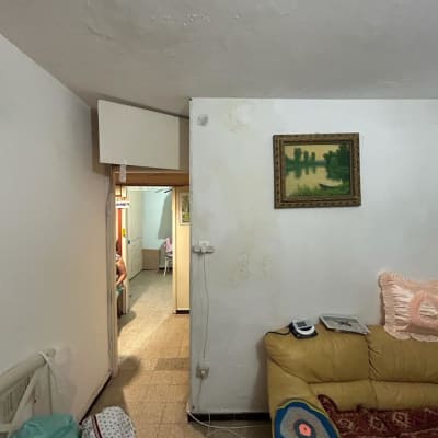 קיר עם סימני רטיבות ותקרה מתקלפת