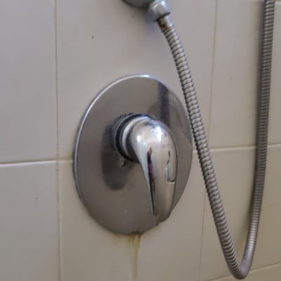 ברז מקלחת עם ידית מתכת וצינור גמיש