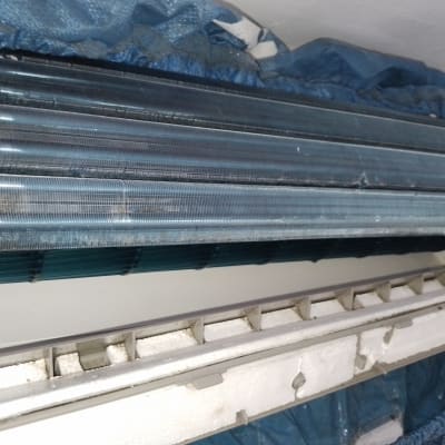 חלק פנימי של מזגן עם צינורות מתכת